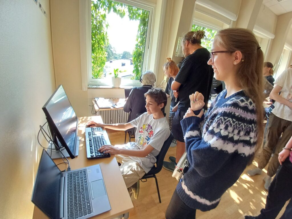 Unga för unga – ungdomar vid datorer