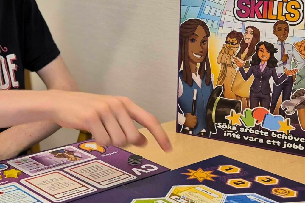 Närbild på spelplan och spelpjäser i Hot Skills
